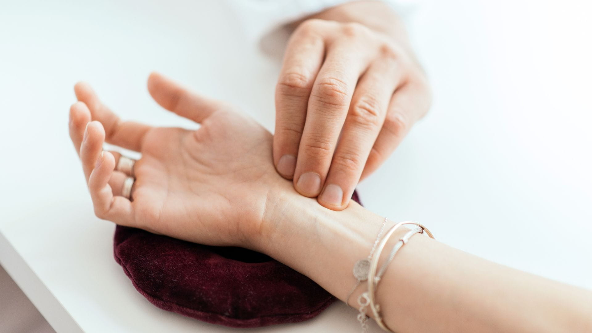 Ganzheitliche Diagnostik durch manuelle Diagnostik und Berührung im Rahmen einer körperlichen Untersuchung