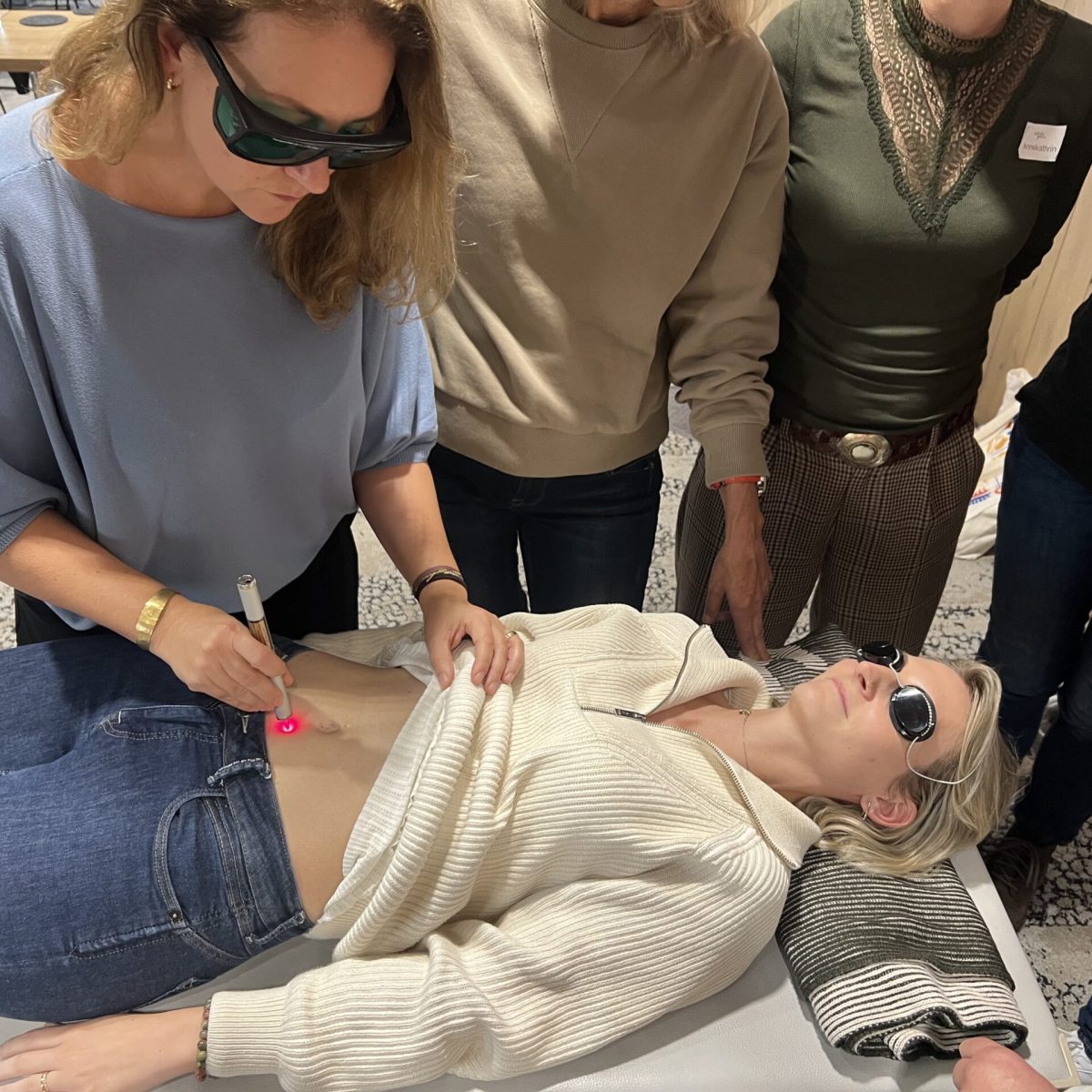 Softlaser in der integrativen Medizin: Therapeutin setzt Low-Level-Laser gezielt zur regulativen Behandlung ein
