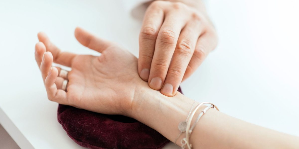 Ganzheitliche Diagnostik durch manuelle Diagnostik und Berührung im Rahmen einer körperlichen Untersuchung